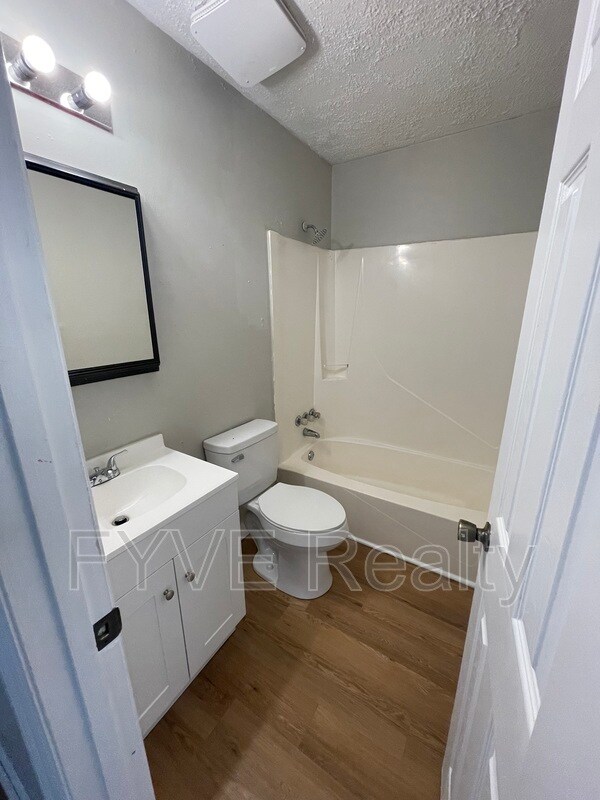 Building Photo - 408 Crestview Dr