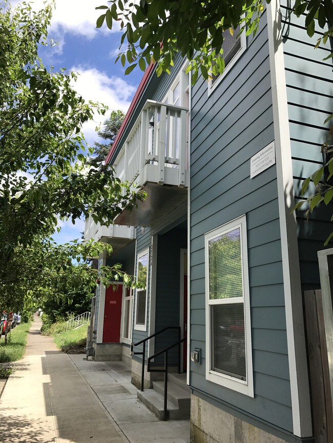 Building Photo - One Bedroom @ Couve Apartments! 1 MONTH FREE!