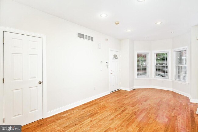 Building Photo - 2339 Catharine St