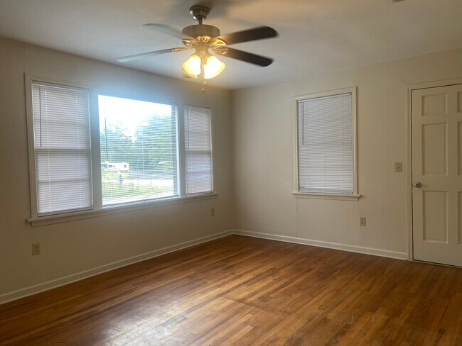 Living room - 208 Peyton St