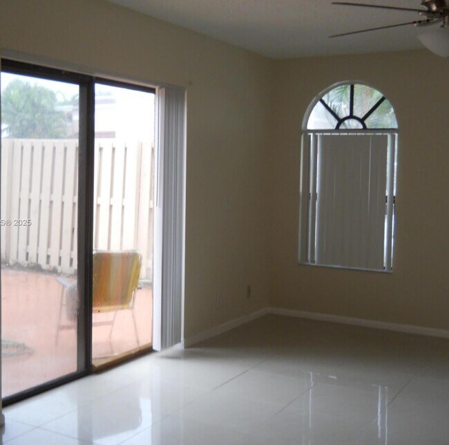 Foto del edificio - 3955 Village Dr