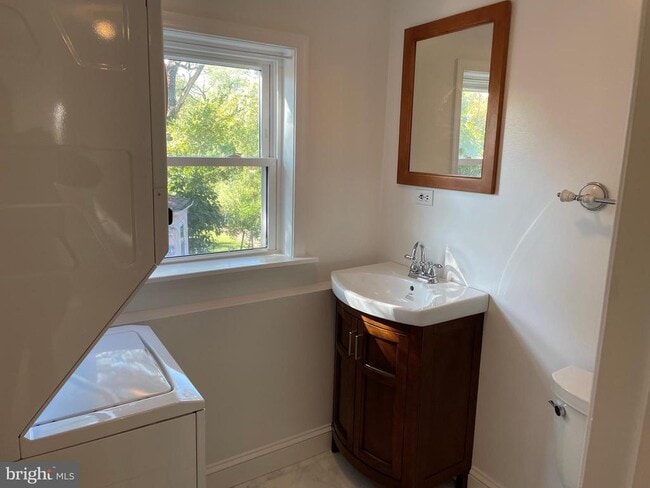 Building Photo - 610 Ritchie Ave