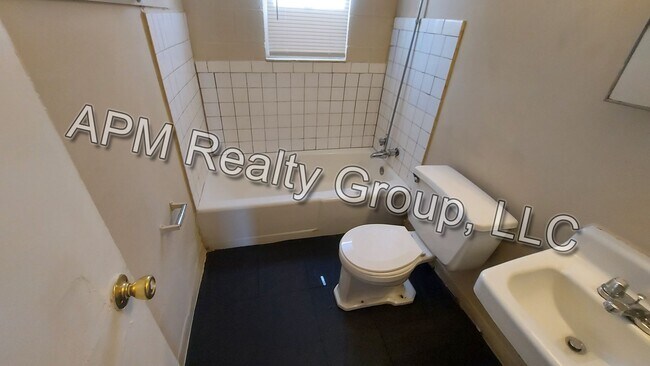Building Photo - Two bedroom apartment off Harden Street
