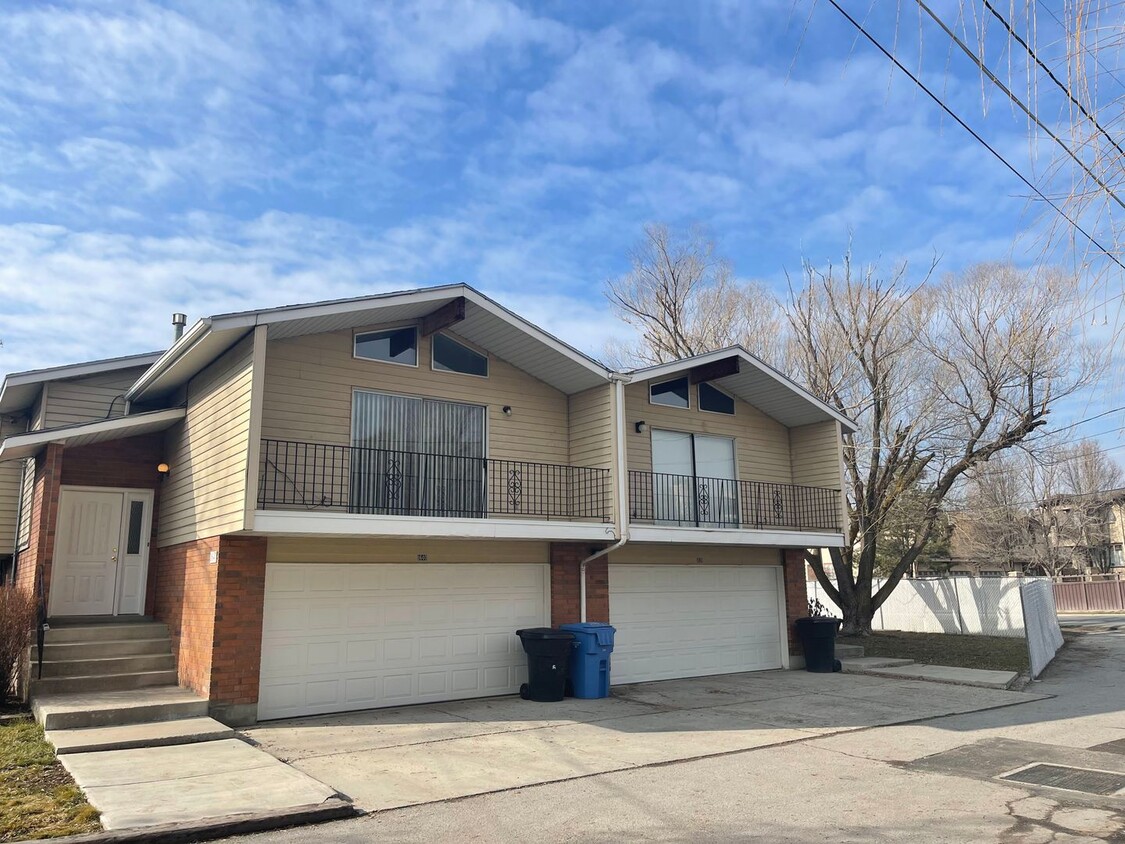 Primary Photo - Remodeled Holladay duplex for rent!