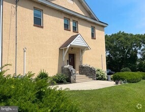 Building Photo - 615 Summit St