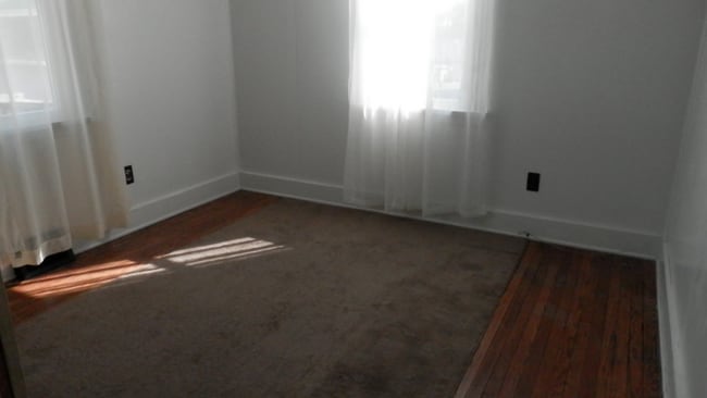 Building Photo - 403 W Market St