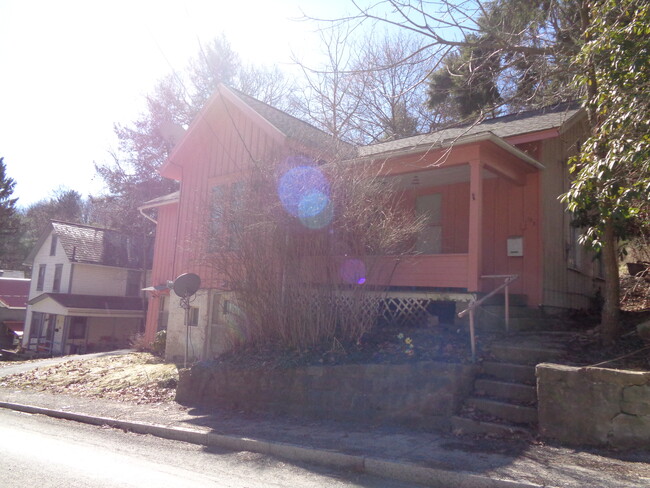 Building Photo - 165 Valley St