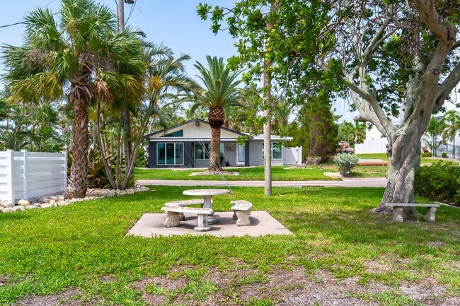Building Photo - Unique 3 Bed, 3 Bath Waterfront Property w...