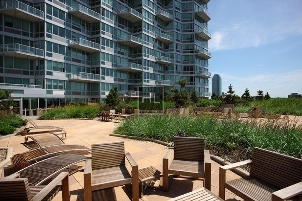 Building Photo - Luxury 1 BR on LIC Waterfront
