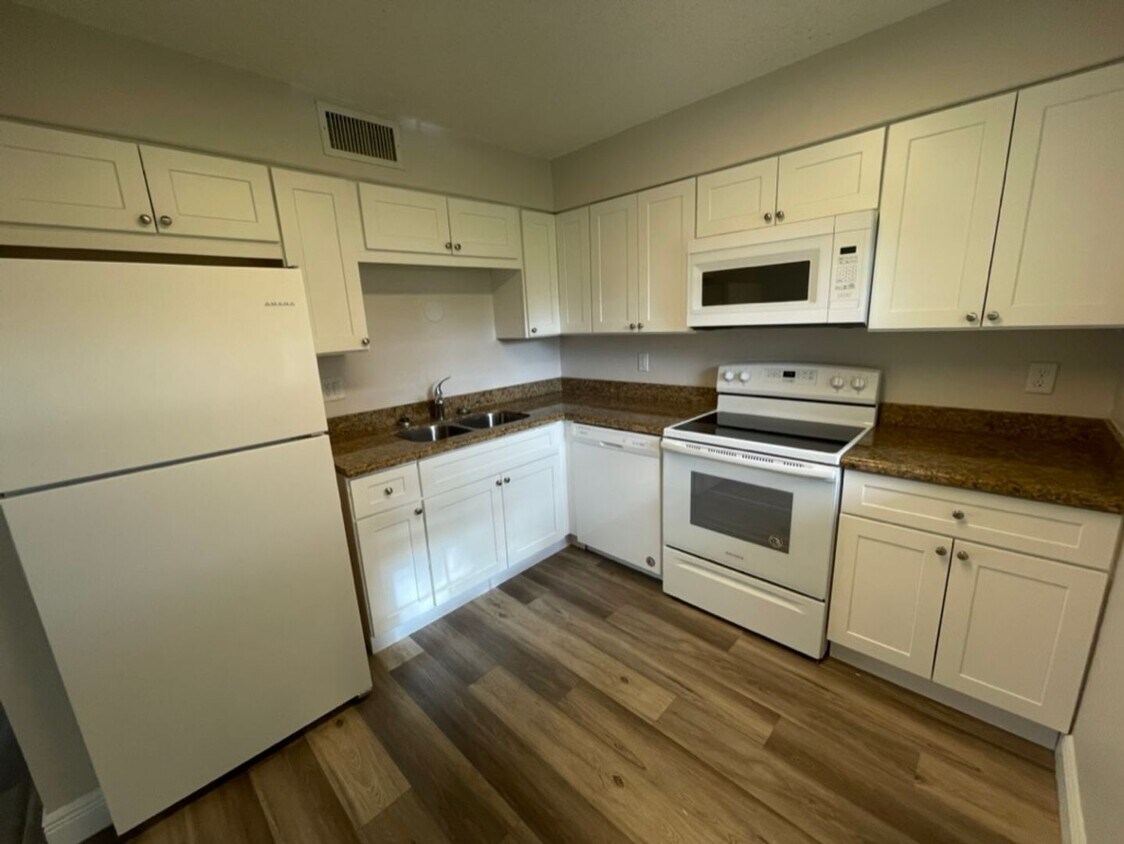 3325 Arpt Rd S, Naples, FL 34105 Condo for Rent in Naples, FL