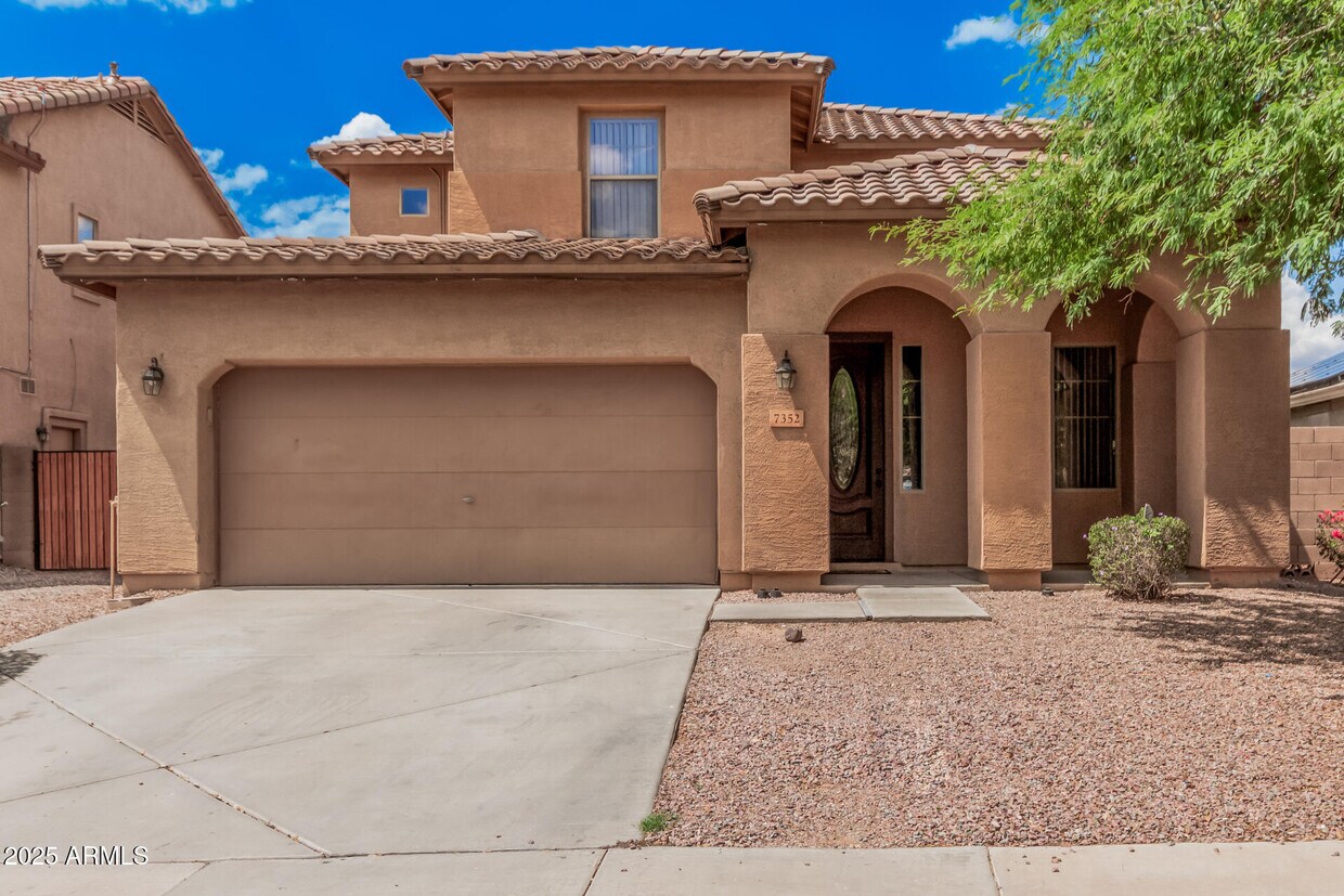 Foto principal - 7352 W Valencia Dr