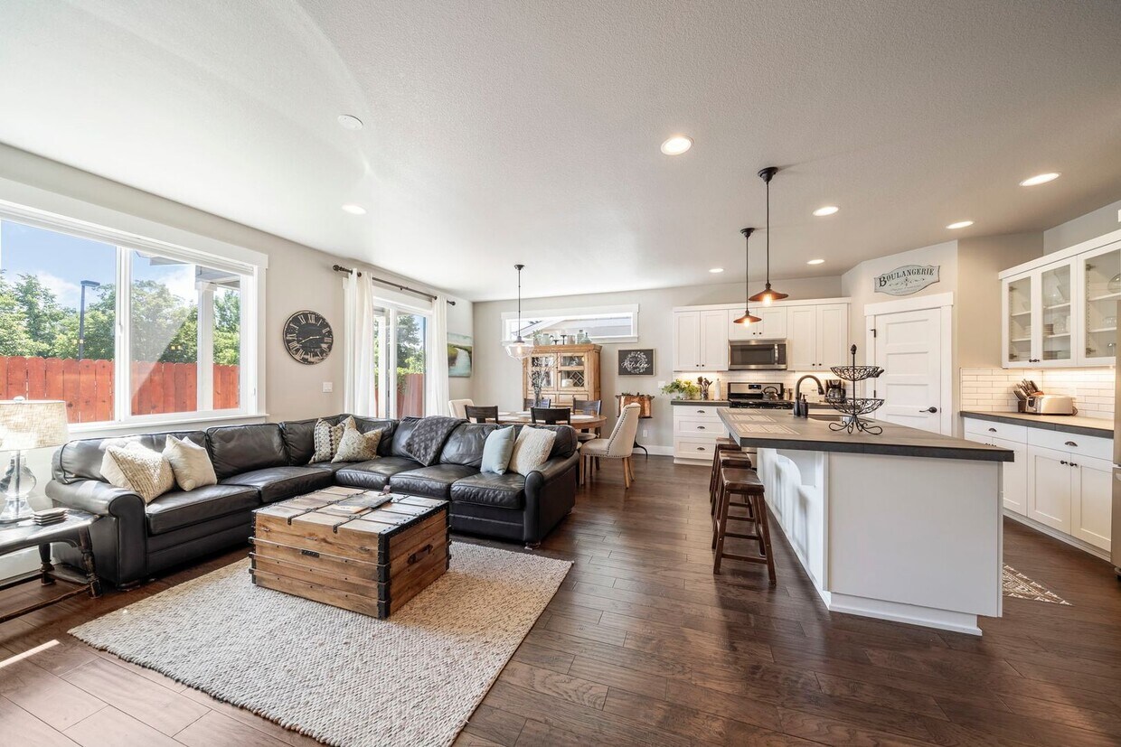 Foto principal - Furnished Three Bedroom Home Available wit...