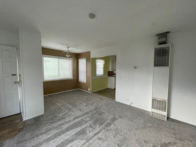 Building Photo - 2 Bedroom House with Large Yard