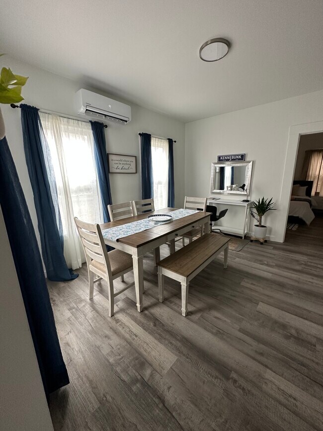 Comedor - 50 Storer St