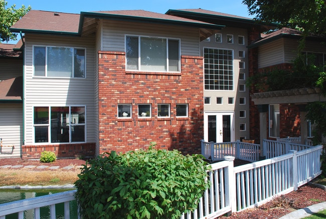 Building Photo - On the Boulevard