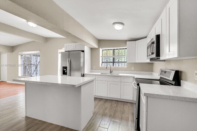 Foto del edificio - 6321 NW 20th Ave