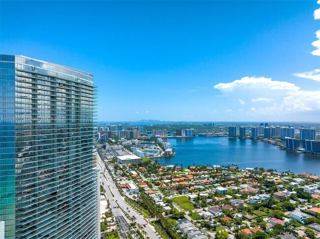 Foto del edificio - 18975 Collins Ave