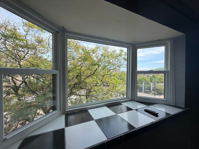 Foto del edificio - 11th Place Condominiums Unit #3010 Available for NOW!  $2100 per month.