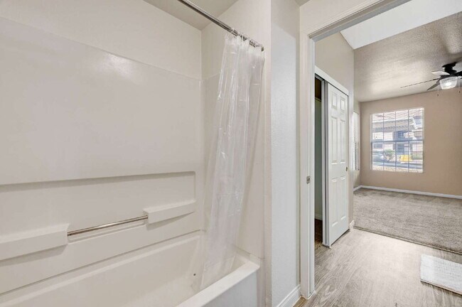 Foto del edificio - Ground Floor 2BD/2BA Condo in Gated Henderson Community – Resort-Style Amenities!