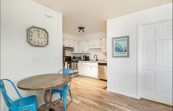 Building Photo - 2645 Valley View Dr