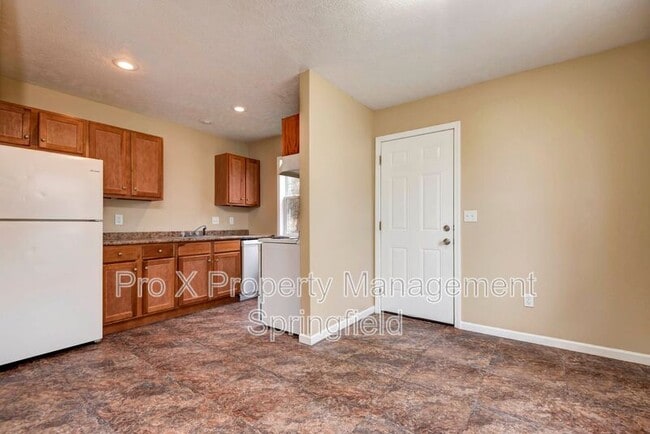 Building Photo - 652 N Belview Ave