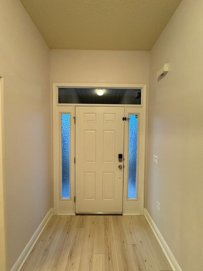 Building Photo - Stunning 4 Bedroom