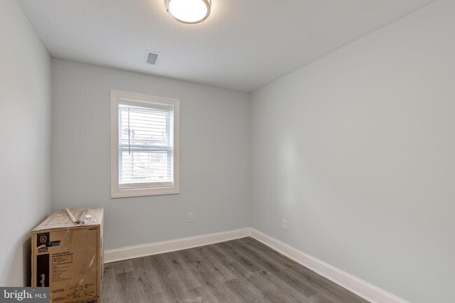 Photo - 610 E 9th St Apartment