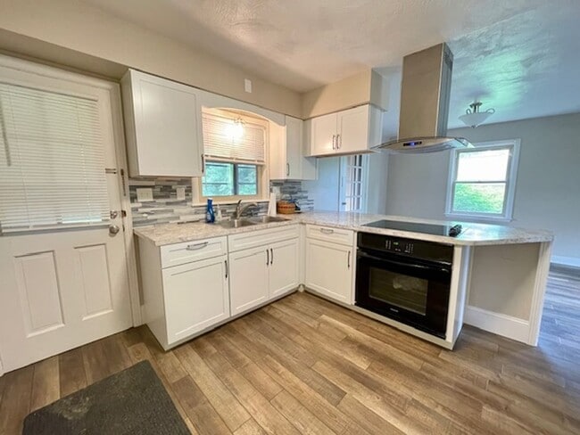 Building Photo - WOODLAND - Exceptional 2 Bedroom Available!