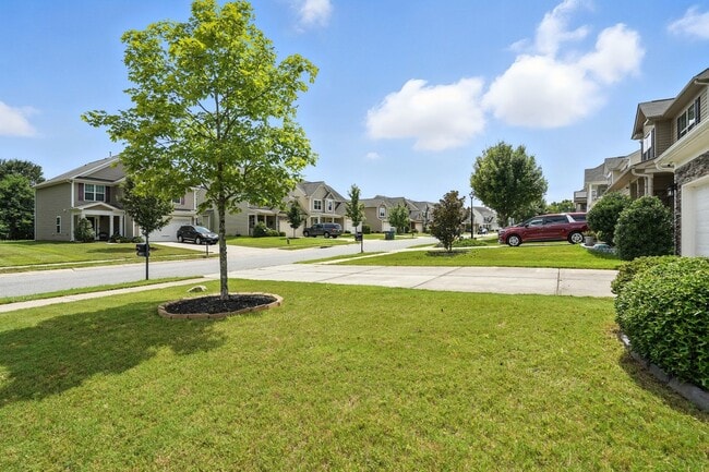 Building Photo - Beautifully Maintained 3-Bedroom Home with...