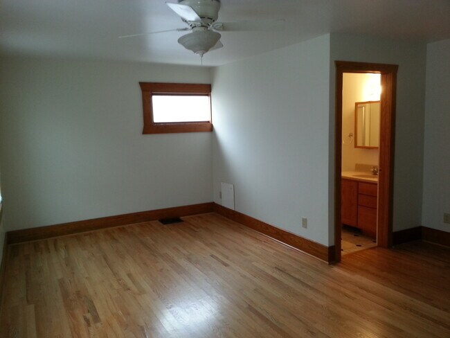 Foto del edificio - DOWNTOWN 4 BEDROOM DUPLEX!!!  4 bedroom duplex in DOWNTOWN IOWA CITY!