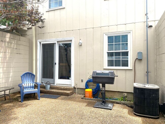 Foto del edificio - 2 Bed, 1.5 Bathroom Townhome with 2 Vehicl...