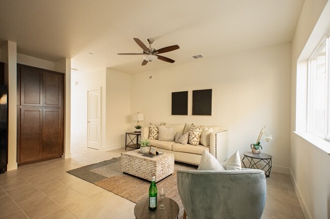 Building Photo - 932 N Olive Ave