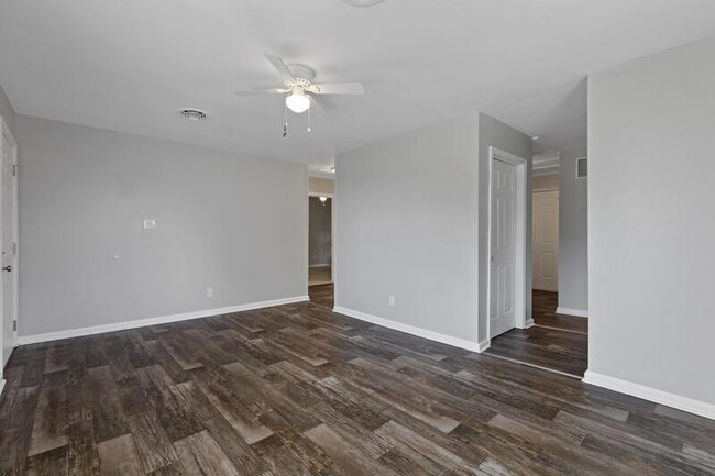 Building Photo - 2250 Onslow Dr