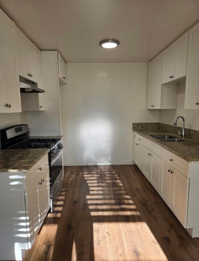 Foto principal - 2480 Montrose Ave