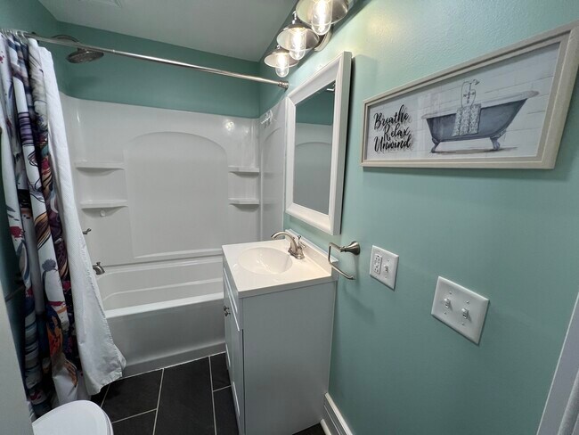 Baño del pasillo - 401 N Main St
