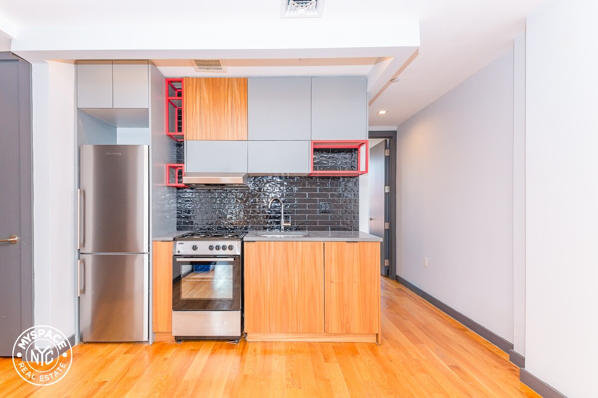 Primary Photo - 258 Metropolitan Ave