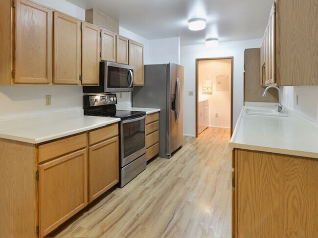 Building Photo - Gorgeous Spacious 2+ Bedroom 2 Bath Condo ...