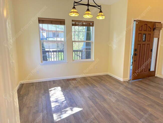 Building Photo - 4 BR Home in SE Bend with Canal Trail Access, Fenced Yard & Greenhouse