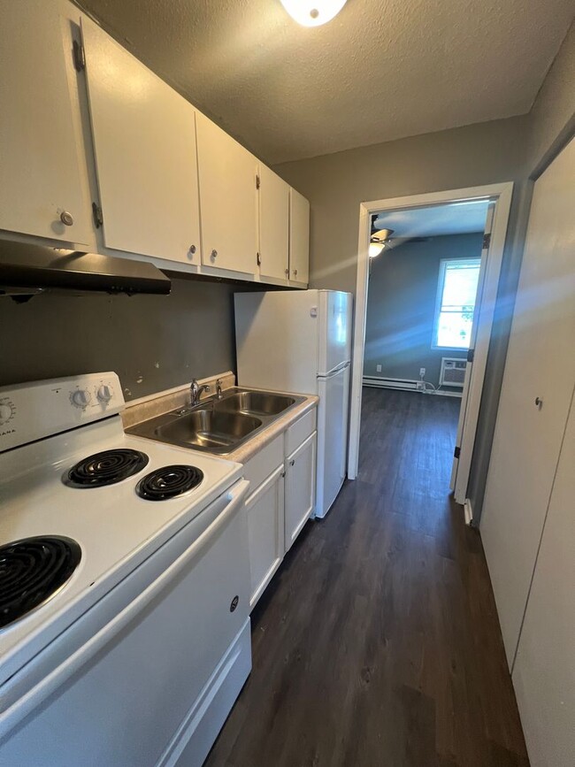 Building Photo - 1, 2 and 3 bedroom units available!