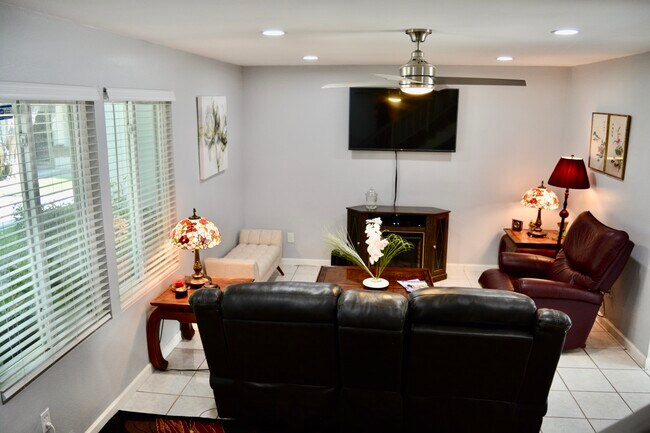 Building Photo - 9853 Karmont Ave