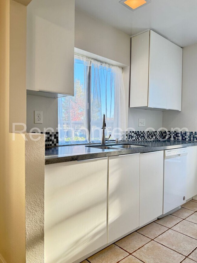 Foto del edificio - Mira Mesa, 8488 New Salem St #69, 2 Master...