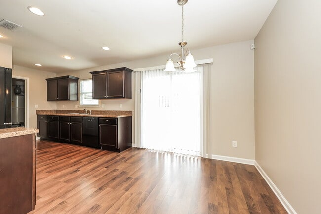 Building Photo - 2014 Cobblestone Dr