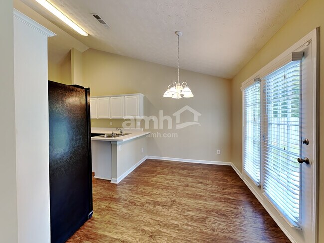 Foto del edificio - 2103 Yarbrough Way
