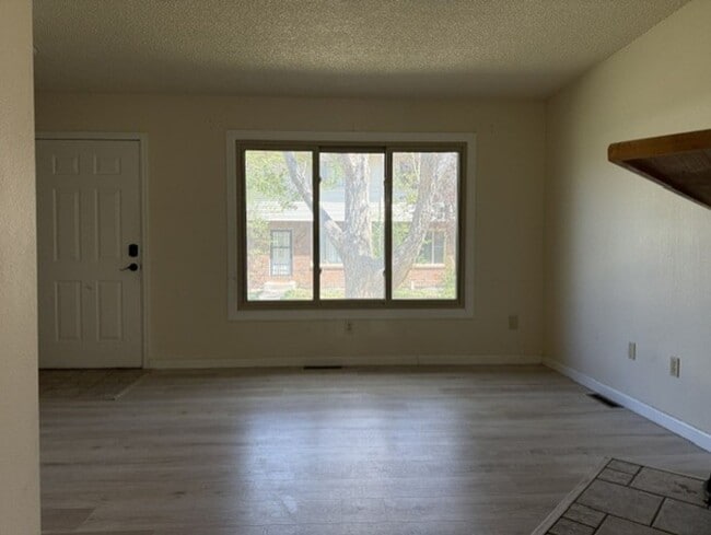 Building Photo - House For Lease