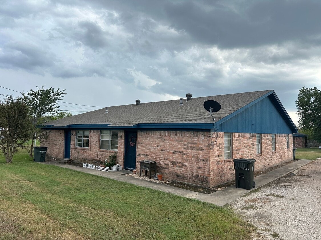 Foto principal - 2 bedroom /1 bath Fourplex in North Bryan!...