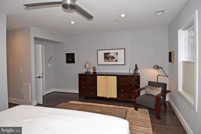 Foto del edificio - 1121 G St NE