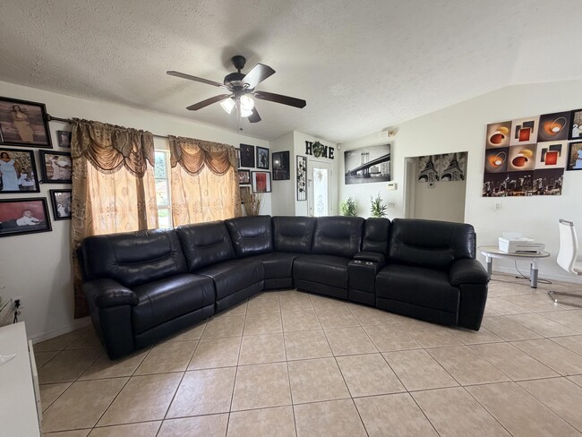 Foto del edificio - 1342 SW Wampler Ave