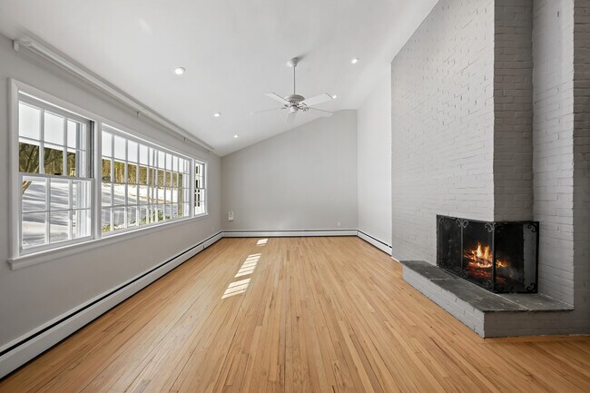 Foto del edificio - 75 Rivergate Dr