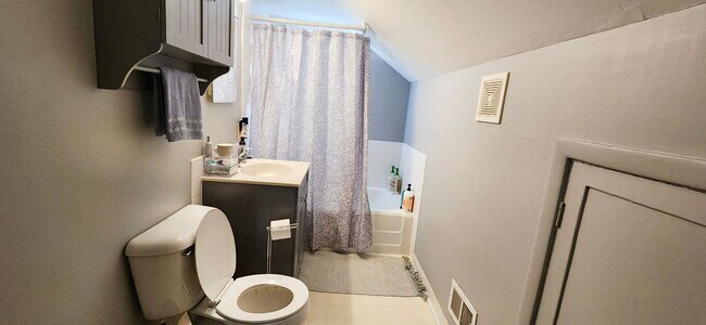 Foto del edificio - Move-In Ready Duplex Unit with Large Yard!