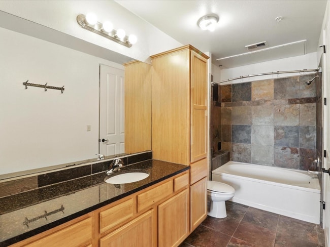 Building Photo - 1405 Vegas Verdes Dr